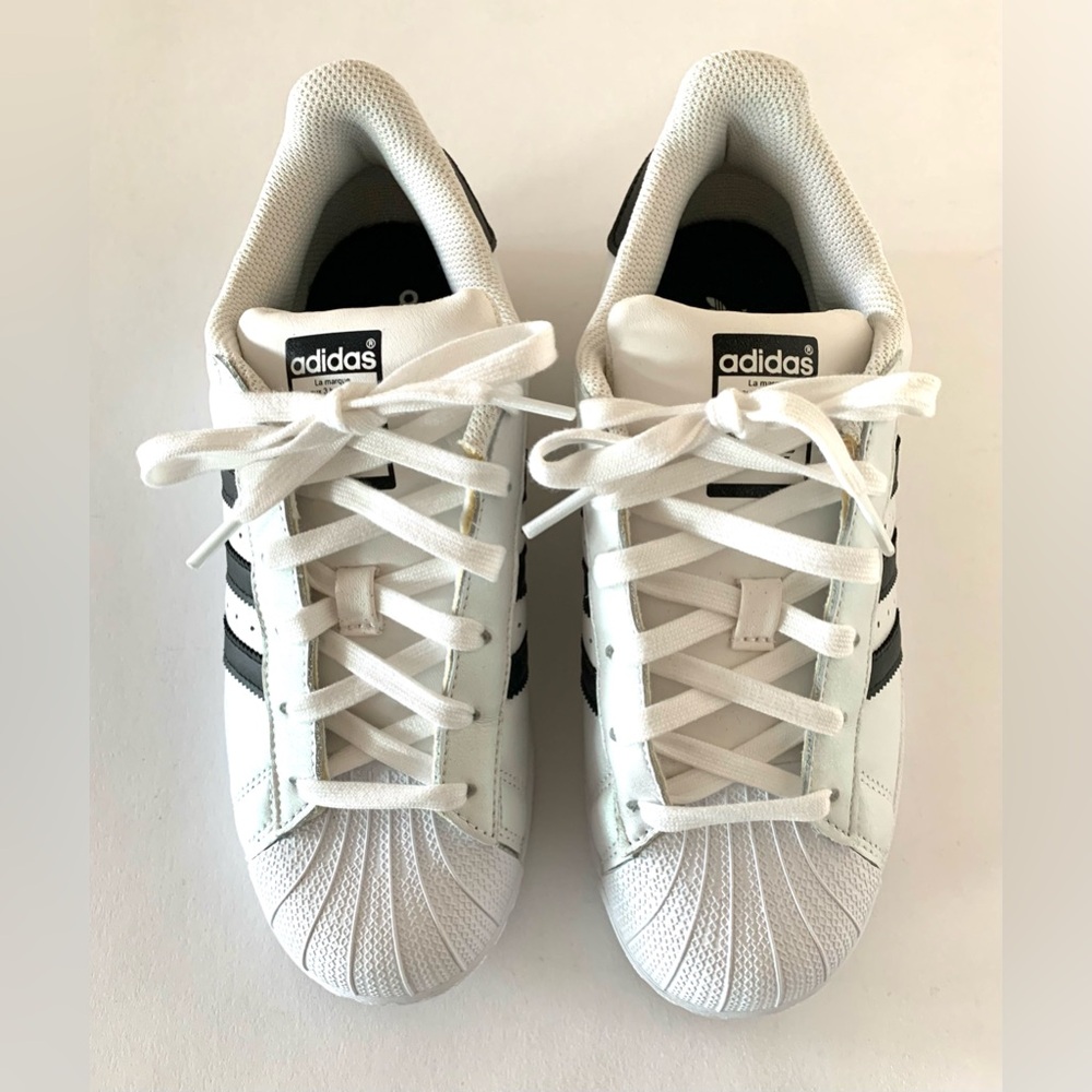 Adidas Superstar unisex athletic shoe in woman’s size 7.5/men’s size 6. NWOT
